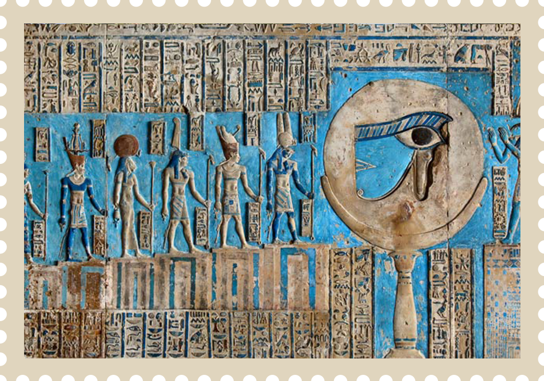 Hieroglyphen in Stein gemeißelt, verziert mit blauer Farbe