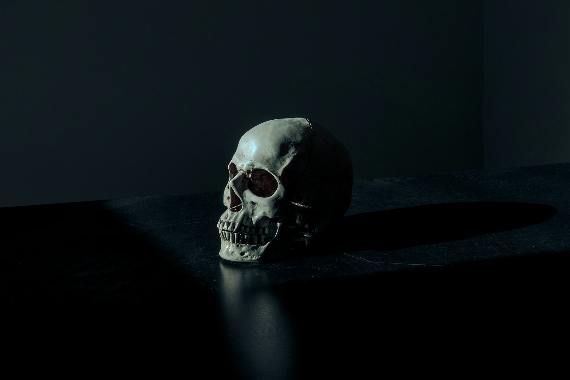 Schwarz wird mit dem Tod, aber auch mit Mode und Eleganz assoziiert