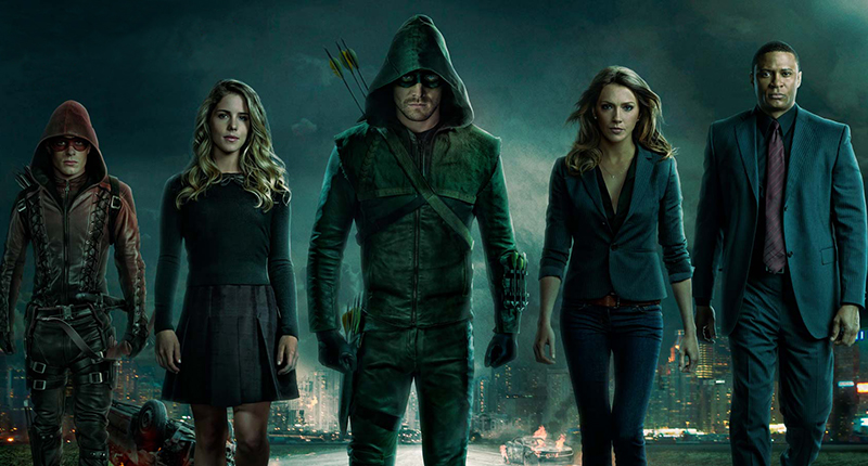 Bild der 5 Hauptcharaktere aus Arrow nebeneinander von vorne.