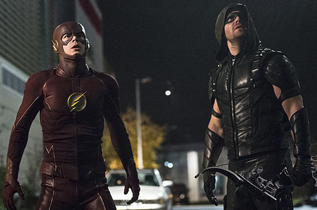 The Flash und Arrow stehen nebeneinander in ihren Kampfanzügen.